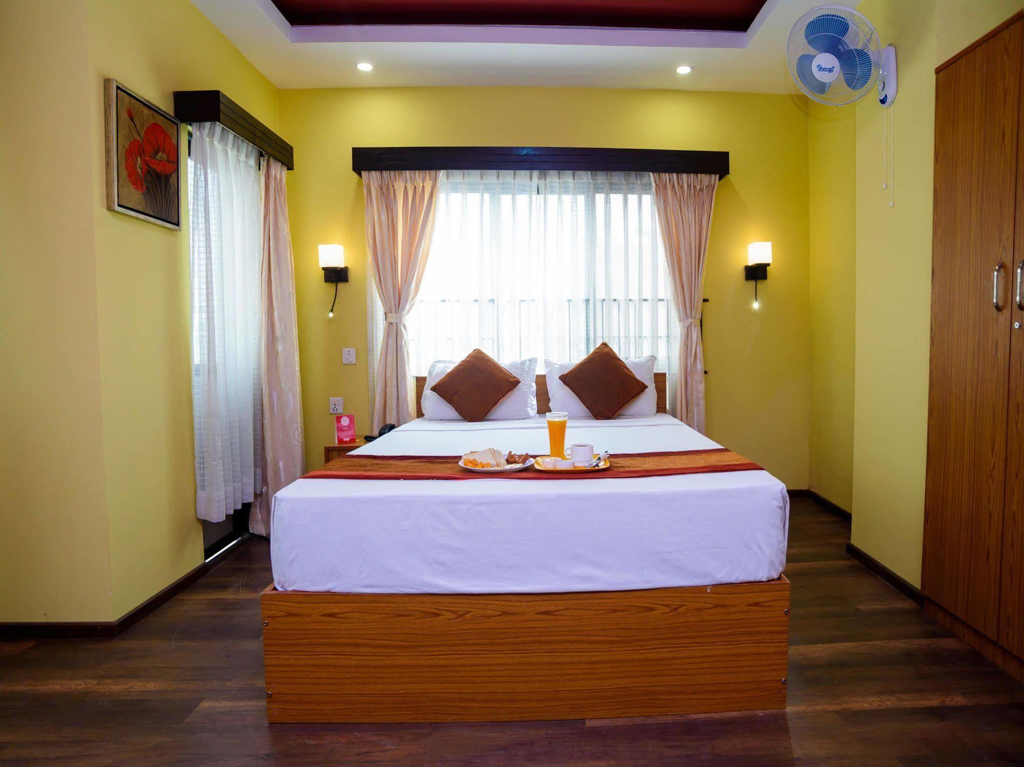 Oyo 105 Hotel Travel Inn Катманду Экстерьер фото