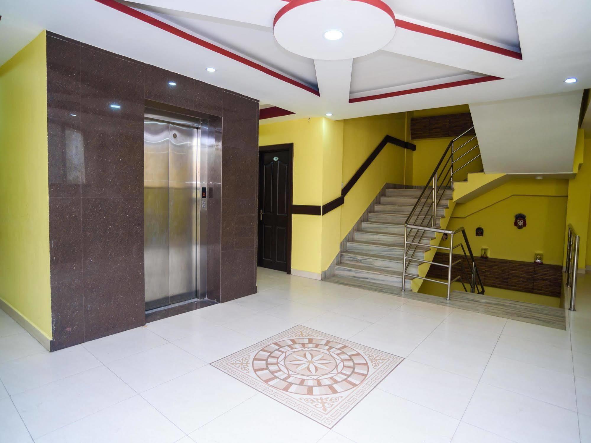 Oyo 105 Hotel Travel Inn Катманду Экстерьер фото